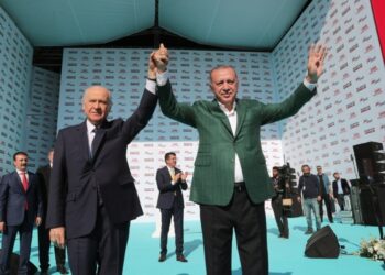 Από αριστερά, ο πρόεδρος του εθνικιστικού κόμματος ΜΗΡ Ντεβλέτ Μπαχτσελί με τον Τούρκο πρόεδρο Ρετζέπ Ταγίπ Ερντογάν στη διάρκεια παλιότερης προεκλογικής συγκέντρωσης στη Σμύρνη (φωτ.: Τουρκική Προεδρία)