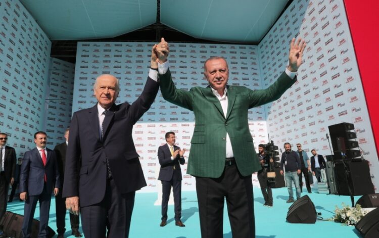 Από αριστερά, ο πρόεδρος του εθνικιστικού κόμματος ΜΗΡ Ντεβλέτ Μπαχτσελί με τον Τούρκο πρόεδρο Ρετζέπ Ταγίπ Ερντογάν στη διάρκεια παλιότερης προεκλογικής συγκέντρωσης στη Σμύρνη (φωτ.: Τουρκική Προεδρία)
