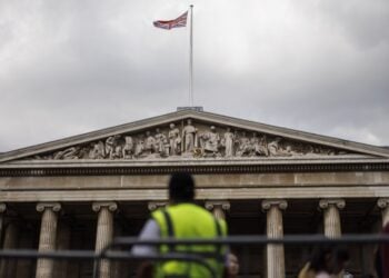 Η βρετανική σημαία κυματίζει στην είσοδο του Βρετανικού Μουσείου, υπό το βλέμμα φρουρού ασφαλείας (φωτ.: EPA/Tolga Akmen)
