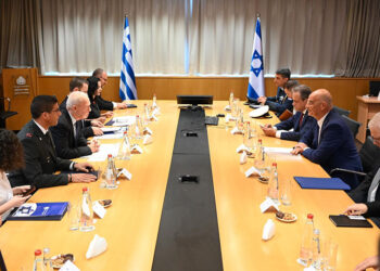 Στιγμιότυπο από τη συνάντηση των υπουργών Άμυνας του Ισραήλ και της Ελλάδας, στο Τελ Αβίβ (φωτ.: Twitter / Nikos Dendias)
