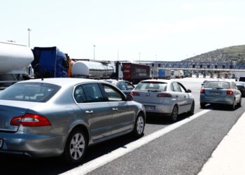 Κλειστά παραμένουν τα διόδια της Ελευσίνας λόγω του αποκλεισμού της εθνικής οδού (φωτ.: EUROKINISSI/Σωτήρης Δημητρόπουλος)