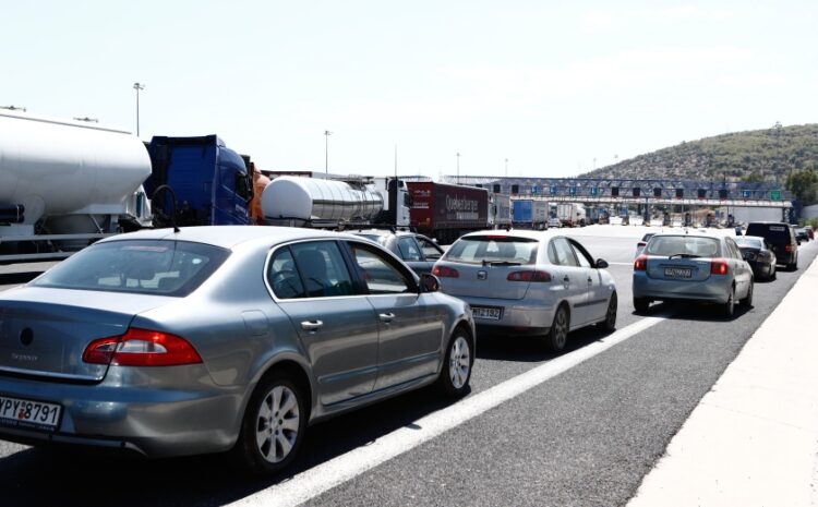 Κλειστά παραμένουν τα διόδια της Ελευσίνας λόγω του αποκλεισμού της εθνικής οδού (φωτ.: EUROKINISSI/Σωτήρης Δημητρόπουλος)