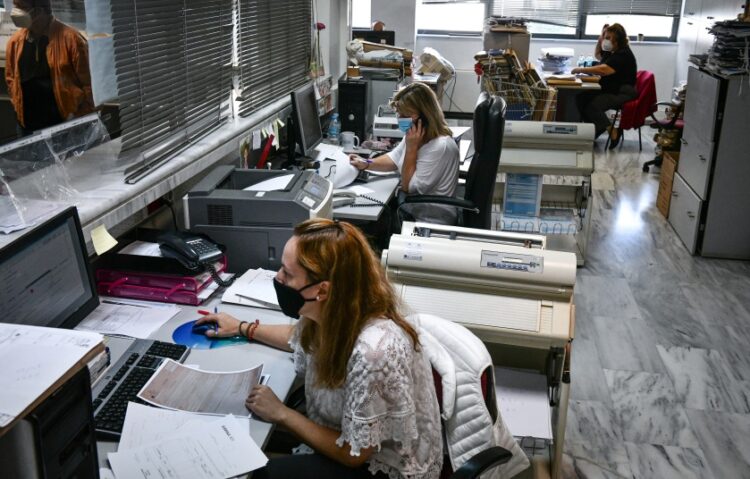 Εργαζόμενες σε ΔΟΥ της Αθήνας (φωτ.: EUROKINISSI/Τατιάνα Μπόλαρη)