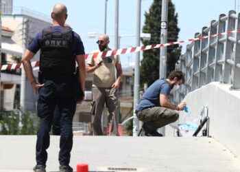 Άνδρες της Σήμανσης ερευνούν το σημείο της δολοφονίας του 29χρονου οπαδού της ΑΕΚ (φωτ.: EUROKINISSI/Στέλιος Στεφάνου)