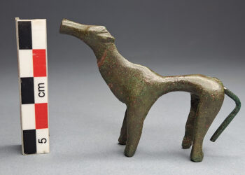 Χάλκινο ειδώλιο ζώου πιθανότατα σκύλου από την ανασκαφή των τετραγώνων ανατολικά του αψιδωτού οικοδομήματος του 8ου αι. π.Χ. (φωτ.: ΥΠΠΟ)