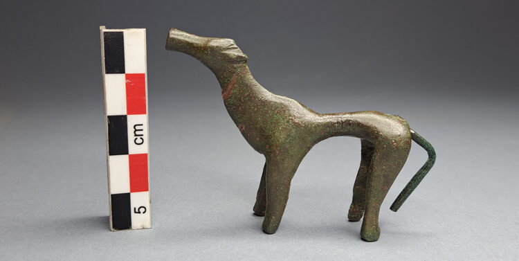 Χάλκινο ειδώλιο ζώου πιθανότατα σκύλου από την ανασκαφή των τετραγώνων ανατολικά του αψιδωτού οικοδομήματος του 8ου αι. π.Χ. (φωτ.: ΥΠΠΟ)