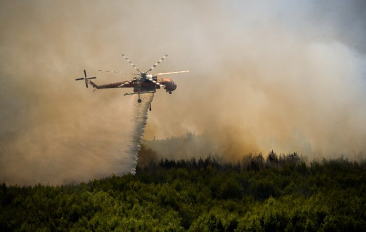 Ελικόπτερο συμμετέχει στην κατάσβεση δασικής πυρκαγιάς (φωτ.: EUROKINISSI /Γιάννης Σπυρούνης)