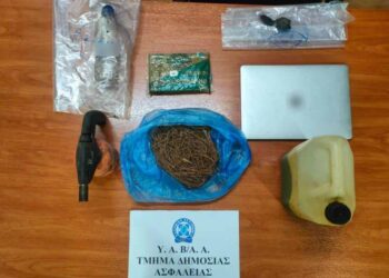 Τα αντικείμενα που κατασχέθηκαν από το σπίτι του 45χρονου (φωτ.: Ελληνική Αστυνομία)
