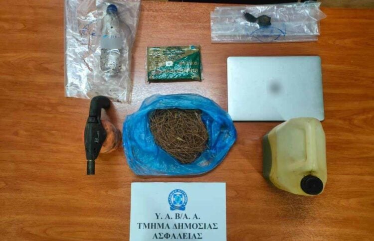 Τα αντικείμενα που κατασχέθηκαν από το σπίτι του 45χρονου (φωτ.: Ελληνική Αστυνομία)