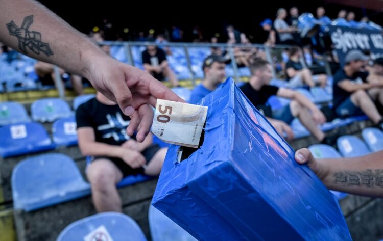 Οπαδός της Ντιναμό ρίχνει 50 ευρώ στο κουτί του εράνου για τους προφυλακισμένους στην Ελλάδα Κροάτες (φωτ.: EUROKINISSI)
