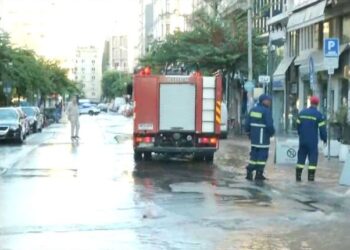 Συνεργείο της Πυροσβεστικής αντλεί τα νερά που πλημμύρισαν την οδό Ερμού στο κέντρο της Θεσσαλονίκης (φωτ.: glomex)
