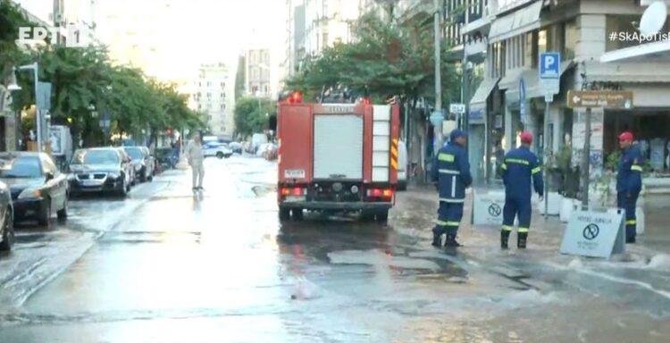Συνεργείο της Πυροσβεστικής αντλεί τα νερά που πλημμύρισαν την οδό Ερμού στο κέντρο της Θεσσαλονίκης (φωτ.: glomex)