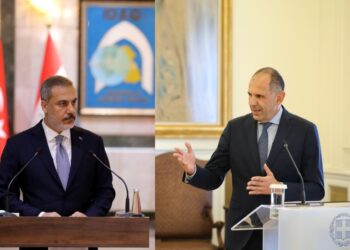 Αριστερά, ο Τούρκος υπουργός Εξωτερικών Χακάν Φιντάν και δεξιά ο Γιώργος Γεραπετρίτης (φωτ.: EPA/Ahmed Jalil/EUROKINISSI/Γιώργος Κονταρίνης)