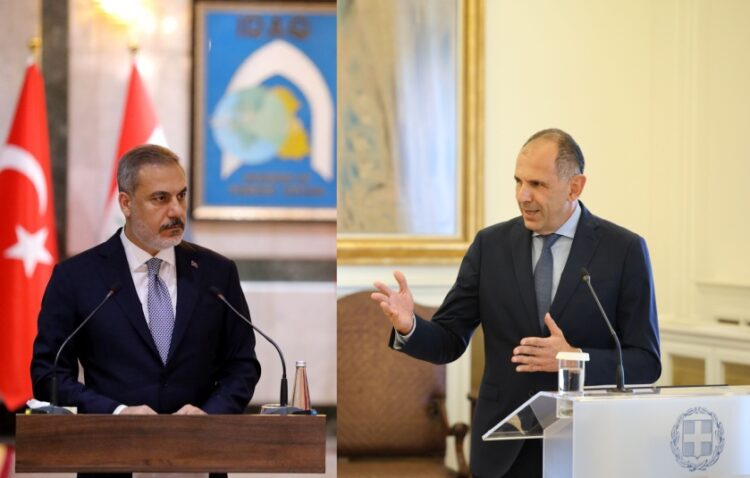 Αριστερά, ο Τούρκος υπουργός Εξωτερικών Χακάν Φιντάν και δεξιά ο Γιώργος Γεραπετρίτης (φωτ.: EPA/Ahmed Jalil/EUROKINISSI/Γιώργος Κονταρίνης)