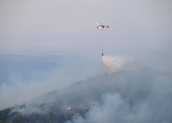 Πυροσβεστικό ελικόπτερο επιχειρεί στην κατάσβεση της πυρκαγιάς στη Λεπτοκαρυά Έβρου, την Κυριακή 27 Αυγούστου 2023 (φωτ.: ΑΠΕ-ΜΠΕ/Δημήτρης Αλεξούδης)