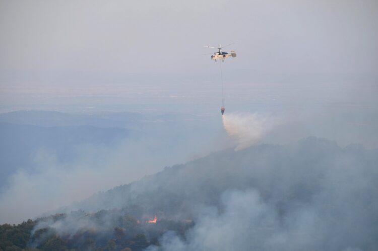 Πυροσβεστικό ελικόπτερο επιχειρεί στην κατάσβεση της πυρκαγιάς στη Λεπτοκαρυά Έβρου, την Κυριακή 27 Αυγούστου 2023 (φωτ.: ΑΠΕ-ΜΠΕ/Δημήτρης Αλεξούδης)