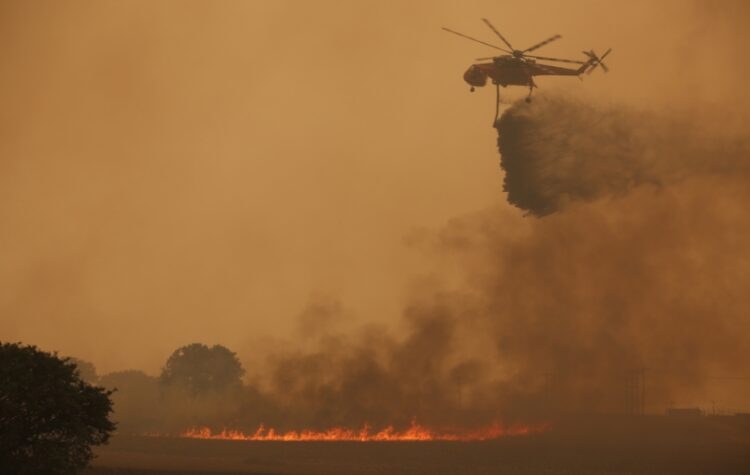 Πυροσβεστικό ελικόπτερο επιχειρεί στην κατάσβεση της πυρκαγιάς στα όρια της Βιομηχανικής Περιοχής Αλεξανδρούπολης (φωτ.: ΑΠΕ-ΜΠΕ / Αλέξανδρος Μπελτές)