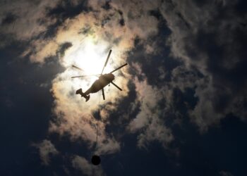 Πυροσβεστικό ελικόπτερο πραγματοποιεί ρίψεις νερού ανάμεσα στους καπνούς (φωτ.: EUROKINISSI/Βασίλης Παπαδόπουλος)