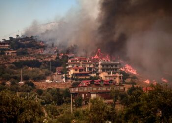 Ολόκληροι οικισμοί είναι πλέον έρμαια της πυρκαγιάς στη Φυλή  (φωτ.: EUROKINISSI/Κώστας Τζούμας)