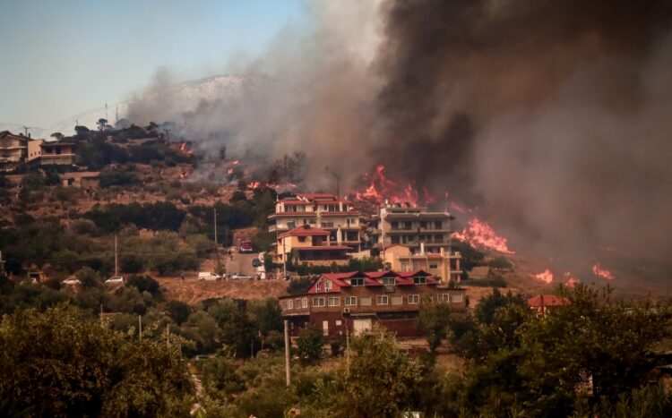 Ολόκληροι οικισμοί είναι πλέον έρμαια της πυρκαγιάς στη Φυλή  (φωτ.: EUROKINISSI/Κώστας Τζούμας)
