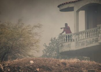 Κάτοικος της Φυλής στο σπίτι του που κάηκε από τη μεγάλη φωτιά (φωτ.: EUROKINISSI/Κώστας Τζούμας)