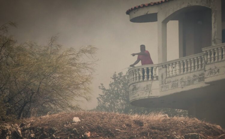Κάτοικος της Φυλής στο σπίτι του που κάηκε από τη μεγάλη φωτιά (φωτ.: EUROKINISSI/Κώστας Τζούμας)