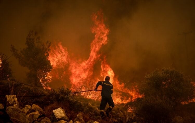 Πυροσβέστης παλεύει με τις φλόγες (φωτ.: EUROKINISSI/Κώστας Τζούμας)