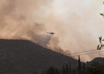 Ελικόπτερο επιχειρεί κατά δασικής πυρκαγιάς (φωτ. αρχείου: EUROKINISSI/Τατιάνα Μπόλαρη)