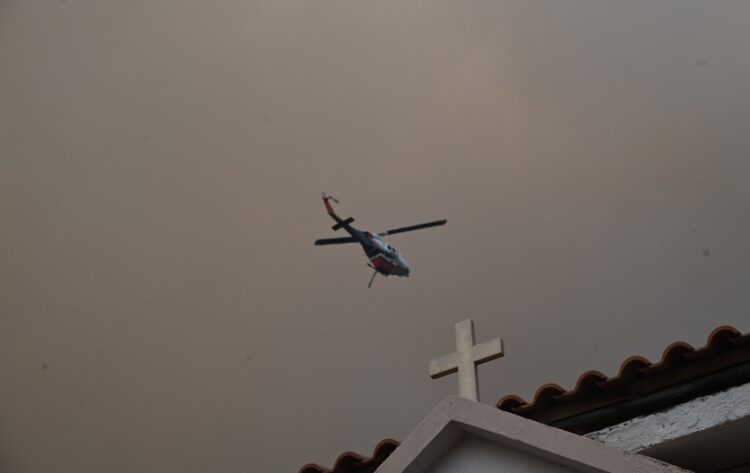 Στιγμιότυπο από κατάσβεση πυρκαγιάς κοντά σε ιερά μονή (φωτ. αρχείου: EUROKINISSI/Τατιάνα Μπόλαρη)