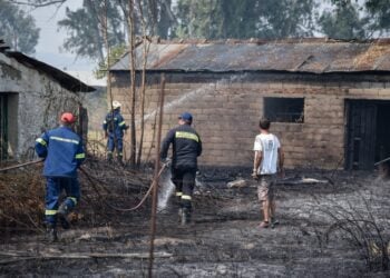Πυροσβέστες και εθελοντές επιχειρούν σε κτήρια μέσα στον οικισμό της Νέας Σαμψούντας (φωτ.: EUROKINISSI/Γιώργος Ευσταθίου)