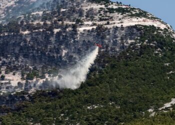 Ελικόπτερο ρίχνει νερό στο μέτωπο της Πάρνηθας (φωτ.: EUROKINISSI/Κώστας Τζούμας)