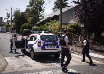 Γάλλοι αστυνομικοί σε υπηρεσία (φωτ. αρχείου: EPA/Yoan Valat)