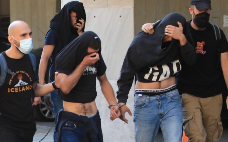 Στιγμιότυπο από την προσαγωγή των συλληφθέντων για τη δολοφονία του 29χρονου στον ανακριτή (φωτ.: EUROKINISSI/Γιάννης Παναγόπουλος)
