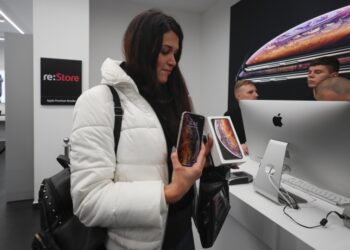 Νεαρή Ρωσίδα παίρνει περιχαρής το νέο iPhone στα χέρια της, στο κατάστημα της Apple, στη Μόσχα (φωτ. αρχείου: EPA/Sergei Ilnitsky)