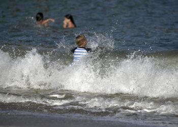 Παιδί παίζει με τα κύματα στην παραλία του Κατηγιώργη στο νότιο Πήλιο (φωτ.: EUROKINISSI / Θανάσης Καλλιάρας)