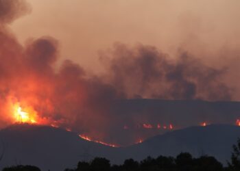 Οι φλόγες κατατρώνε εκτάσεις στην περιοχή της Καβάλας (φωτ.: ΜΟΤΙΟΝΤΕΑΜ/Βασίλης Βερβερίδης)