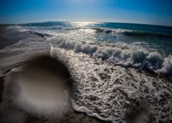 Οι τελευταίοι αδειούχοι του Αυγούστου θα απολαύσουν τη θάλασσα στα καλύτερά της (φωτ.: EUROKINISSI/Γιώργος Κονταρίνης)