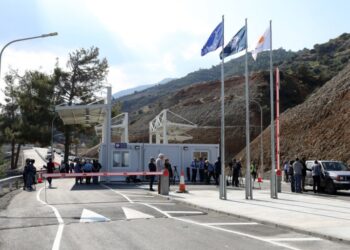 Το οδόφραγμα Λεύκας- Απλικίου, στην ορεινή περιοχή Τροόδους, το οποίο λειτουργεί ως είσοδος και έξοδος για τα κατεχόμενα στην Κύπρο (φωτ.: ΑΠΕ- ΜΠΕ/ΚΥΠΕ/Κάτια Χριστοδούλου)