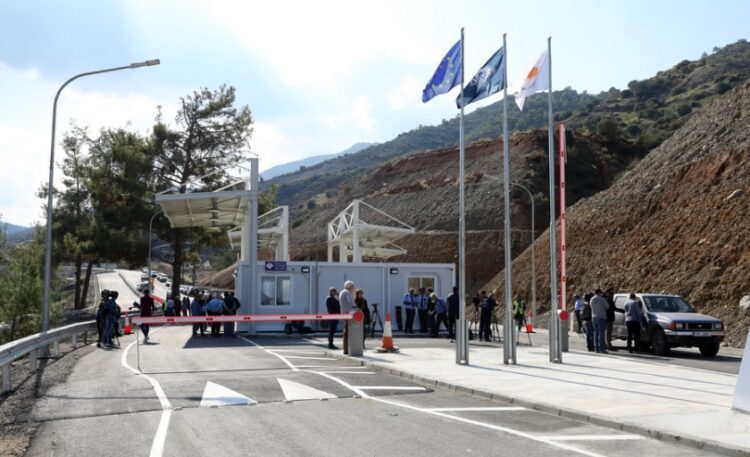 Το οδόφραγμα Λεύκας- Απλικίου, στην ορεινή περιοχή Τροόδους, το οποίο λειτουργεί ως είσοδος και έξοδος για τα κατεχόμενα στην Κύπρο (φωτ.: ΑΠΕ- ΜΠΕ/ΚΥΠΕ/Κάτια Χριστοδούλου)