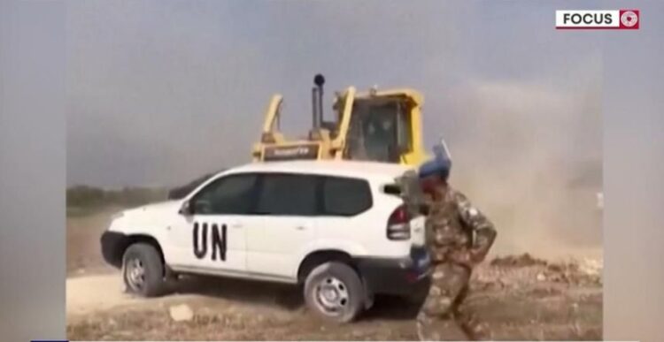 Στιγμιότυπο κατά το οποίο μπουλντόζα των Τουρκοκυπρίων σπρώχνει αυτοκίνητο του ΟΗΕ (φωτ.: glomex)