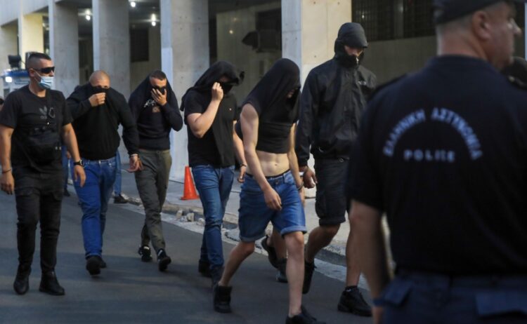 Κροάτες χούλιγκαν κατά τη μεταφορά τους στον ανακριτή για τα επεισόδια έξω από το γήπεδο της ΑΕΚ (φωτ.: EUROKINISSI / Γιάννης Παναγόπουλος)