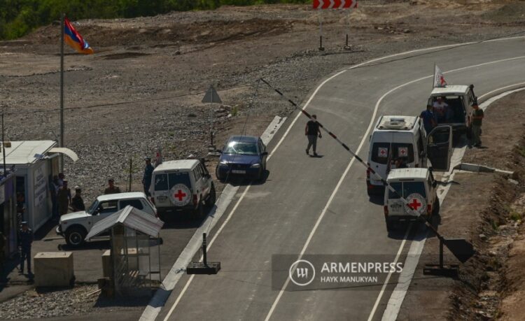 Οχήματα με ανθρωπιστική βοήθεια είναι σταματημένα στο σημείο ελέγχου στον διάδρομο του Λατσίν, στο Ναγκόρνο Καραμπάχ (φωτ. αρχείου: ArmenPress/Hayk Manukyan)