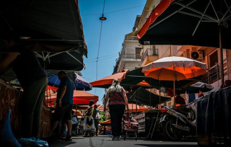Έμποροι και καταναλωτές σε λαϊκή αγορά εν μέσω θέρους (φωτ.: EUROKINISSI/Τατιάνα Μπόλαρη)