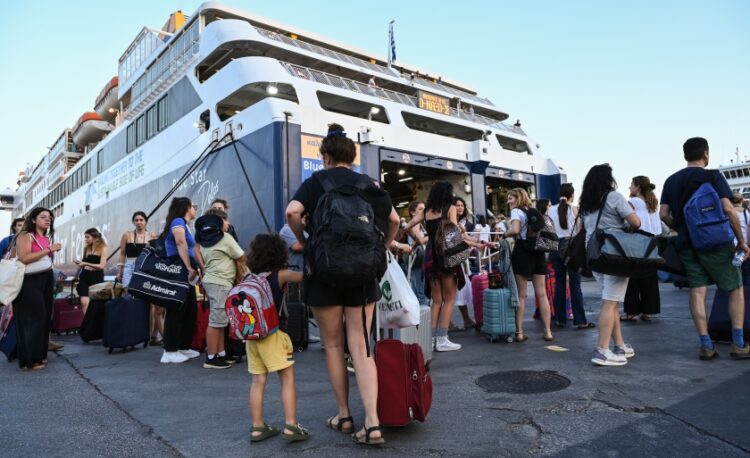 Με τις βαλίτσες και τα παιδιά ανά χείρας, οι αδειούχοι επιβιβάζονται στα πλοία για τις πολυπόθητες καλοκαιρινές διακοπές (φωτ.: EUROKINISSI/Μιχάλης Καραγιάννης)