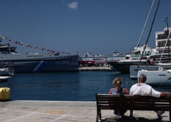 Καλοκαιρία και μπουνάτσα στο λιμάνι της Τήνου (φωτ.: EUROKINISSI/Κώστας Τζούμας)