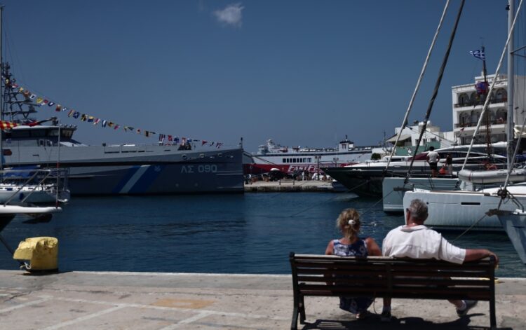Καλοκαιρία και μπουνάτσα στο λιμάνι της Τήνου (φωτ.: EUROKINISSI/Κώστας Τζούμας)