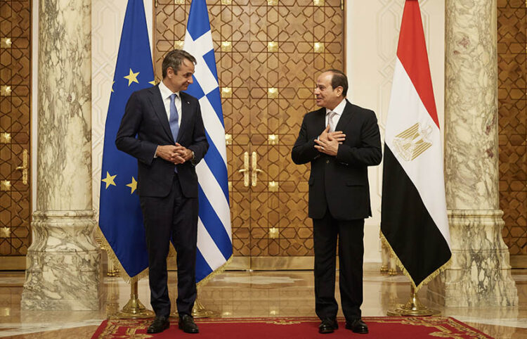 O Αμπντέλ Φατάχ αλ Σίσι υποδέχεται στο Κάιρο τον Κυριάκο Μητσοτάκη, στις 21 Ιουνίου 2021 (φωτ.: Γραφείο Τύπου Πρωθυπουργού / Δημήτρης Παπαμήτσος)