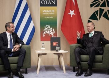 Από αριστερά, ο Έλληνας πρωθυπουργός Κυριάκος Μητσοτάκης και ο Τούρκος πρόεδρος Ρετζέπ Ταγίπ Ερντογάν, στο περιθώριο της συνόδου κορυφής του ΝΑΤΟ στην Λιθουανία τον περασμένο Ιούλιο (φωτ.: EUROKINISSI/Γραφείο Τύπου Πρωθυπουργού/Δημήτρης Παπαμήτσος)