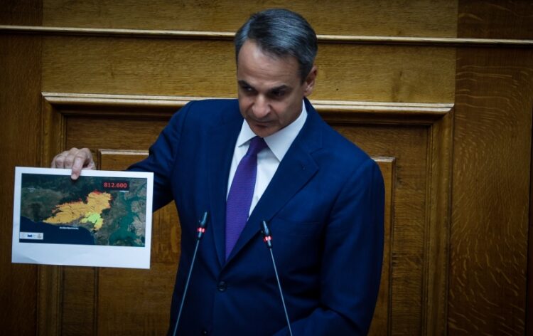 Ο Κυριάκος Μητσοτάκης κρατά φωτογραφία με τις καμένες εκτάσεις στον Έβρο, στη διάρκεια της ομιλίας του στη Βουλή (φωτ.: EUROKINISSI/Γιώργος Κονταρίνης)