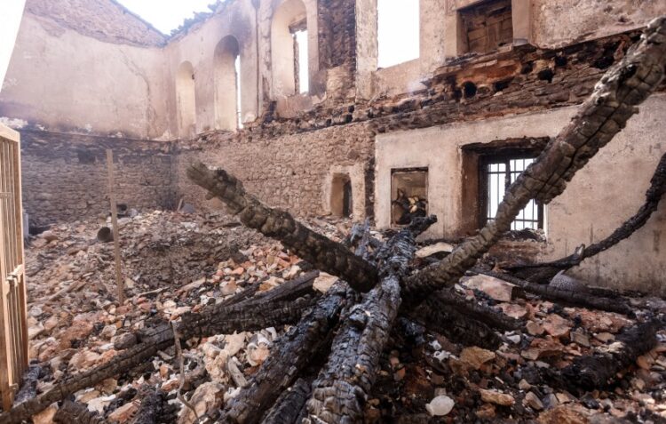 Οι φλόγες κατέστρεψαν τη στέγη του εγκαταλελειμμένου κελιού του μοναχού Ιωάσαφ, που χρονολογείται στον  19ο αιώνα (φωτ.: EUROKINISSI)